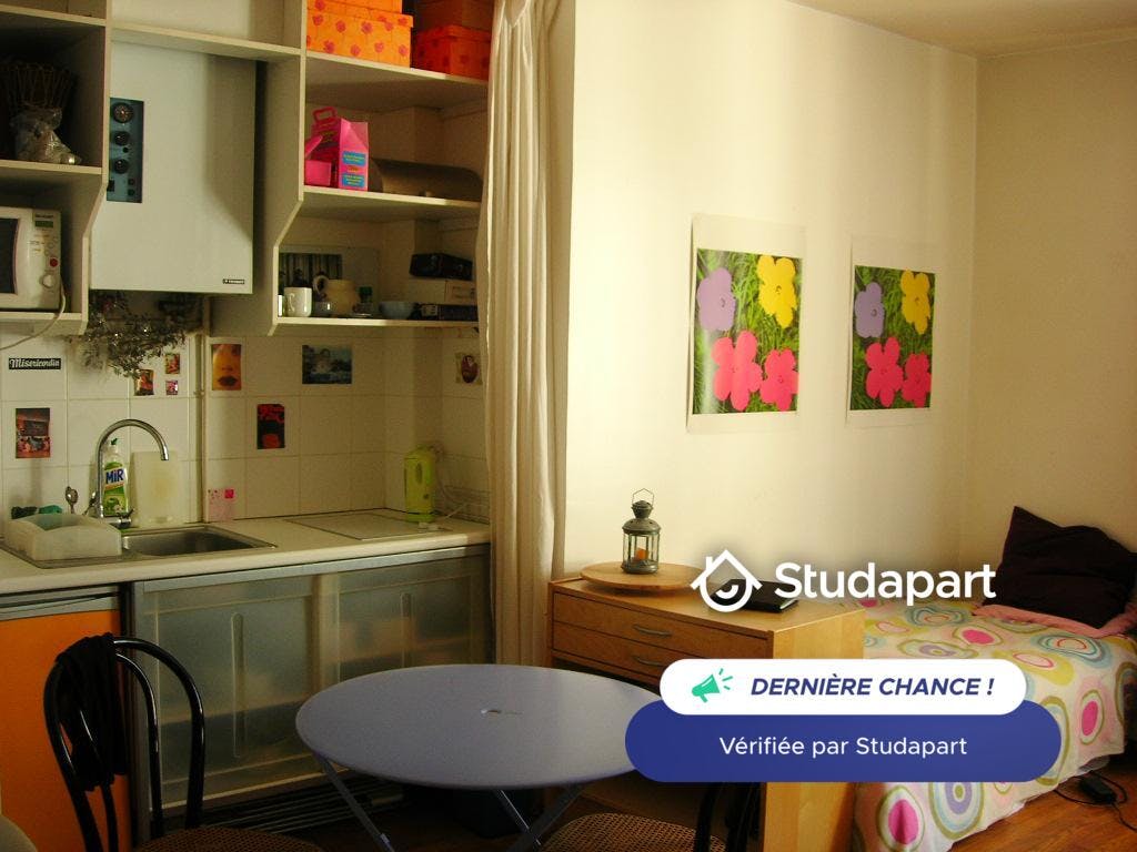 Apartment for rent for €1,100 per month in Paris, Rue du Faubourg Saint-Antoine