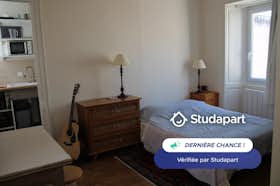 Apartment for rent for €600 per month in La Rochelle, Rue Admyrauld