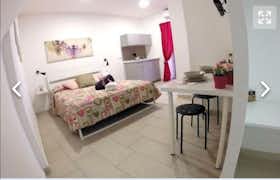 Studio for rent for €750 per month in Naples, Largo Ecce Homo