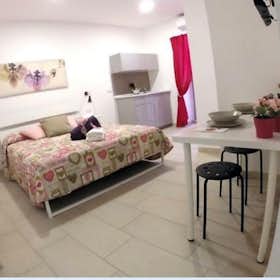 Studio for rent for 750 € per month in Naples, Largo Ecce Homo