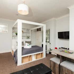 单间公寓 正在以 £3,000 的月租出租，其位于 Brighton, Highcroft Villas