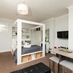 Studio for rent for £ 3.000 per month in Brighton, Highcroft Villas