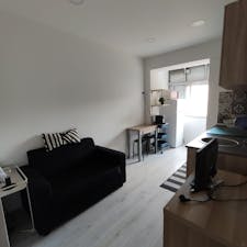 Apartment for rent for €1,200 per month in Lisbon, Rua do Mirador