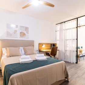 单间公寓 正在以 €1,400 的月租出租，其位于 Valencia, Calle del Trench
