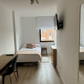 Private room for rent for €760 per month in Pozuelo de Alarcón, Avenida de Pablo VI