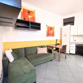 Apartment for rent for €1,350 per month in Milan, Via Gaetano Osculati