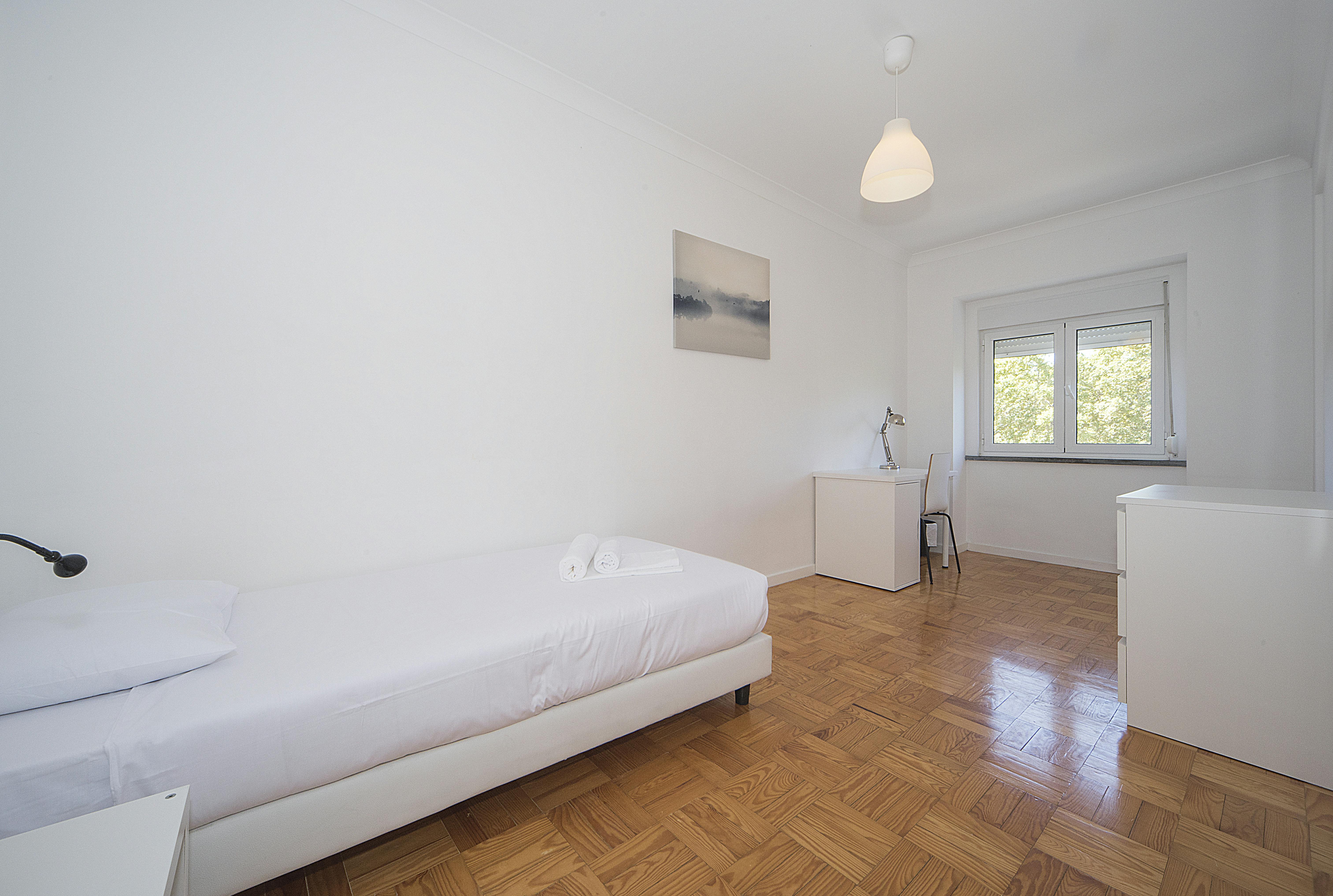 Estrada das Laranjeiras, Lisbon preview