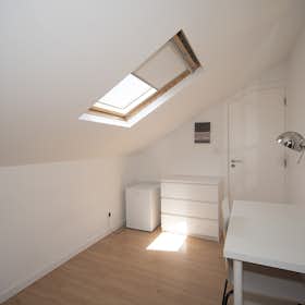 Private room for rent for €709 per month in Lisbon, Estrada das Laranjeiras