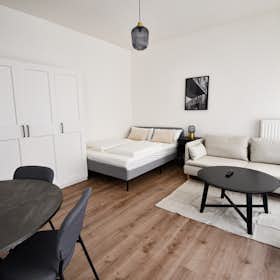 Apartment for rent for €2,190 per month in Berlin, Libauer Straße