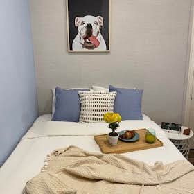 Private room for rent for €700 per month in Barcelona, Carrer de Còrsega