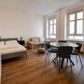 Apartment for rent for €2,190 per month in Berlin, Libauer Straße