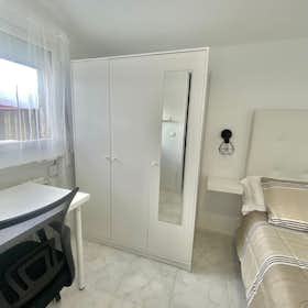 Private room for rent for €598 per month in Madrid, Calle de Gaztambide