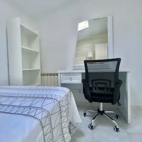 Private room for rent for €698 per month in Madrid, Calle de Gaztambide