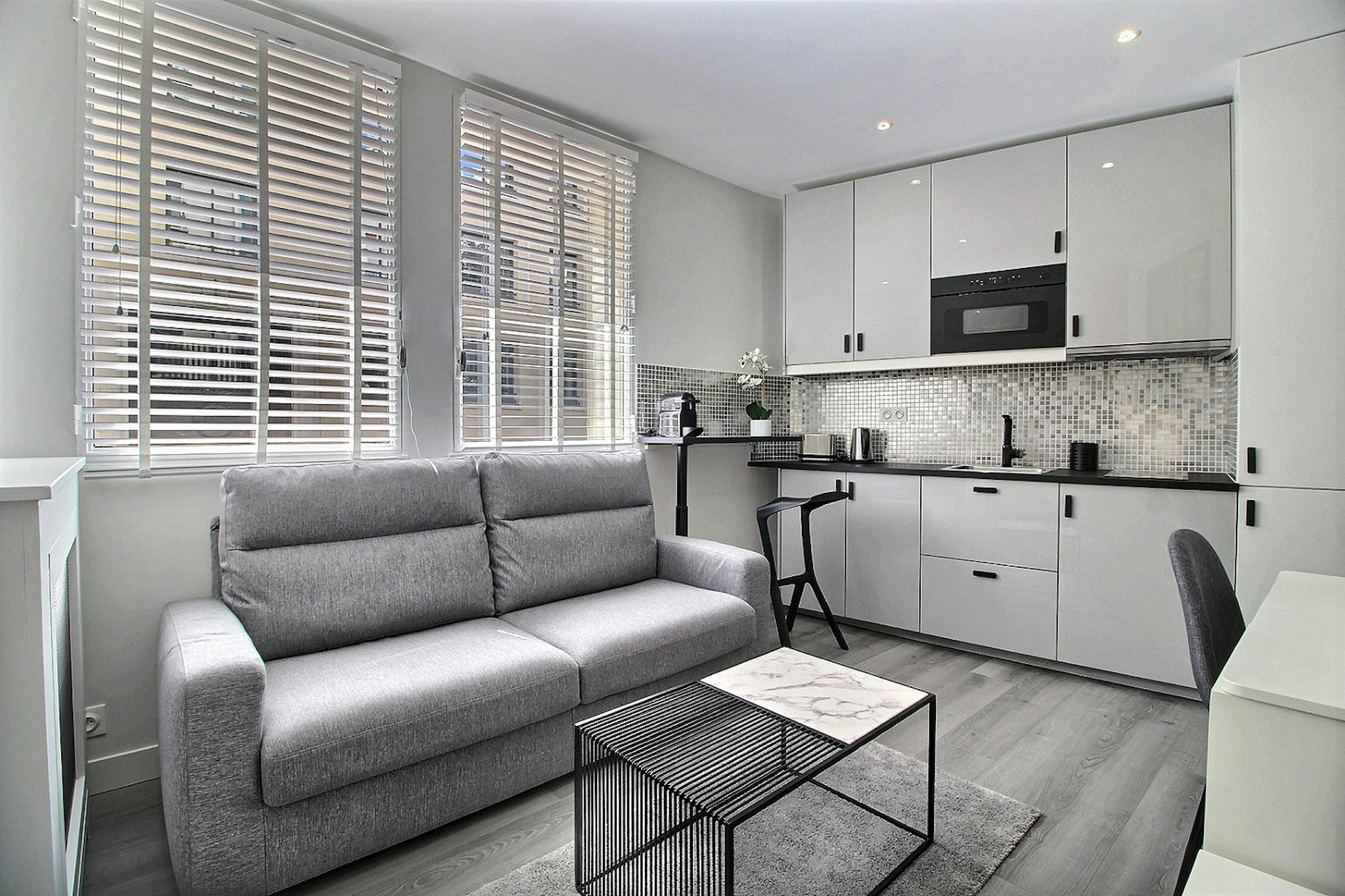 Avenue Montaigne, Paris preview