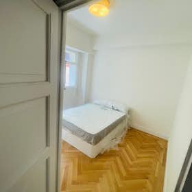 Private room for rent for €750 per month in Madrid, Plaza de Luca de Tena