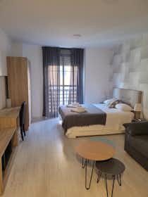 单间公寓 正在以 €5,000 的月租出租，其位于 Málaga, Calle Dos Aceras