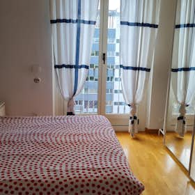 Apartment for rent for €1,300 per month in Milan, Via Raffaello Bertieri
