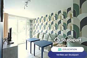 私人房间 正在以 €450 的月租出租，其位于 Pontoise, Rue des Maradas Verts