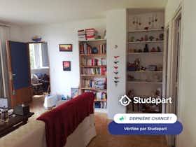 Appartement te huur voor € 1.650 per maand in Sèvres, Rue de Ville-d'Avray