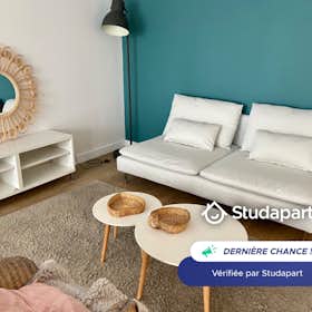 Apartment for rent for €1,690 per month in Bordeaux, Rue Henri Guillemin