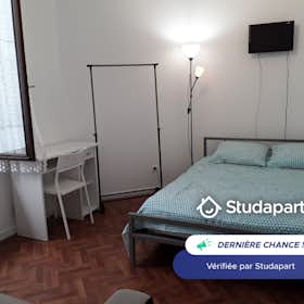 Apartment for rent for €480 per month in Reims, Rue Émile Zola