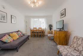 Appartement te huur voor £ 3.000 per maand in Edinburgh, Dalgety Avenue