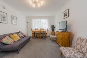Apartment for rent for £3,000 per month in Edinburgh, Dalgety Avenue