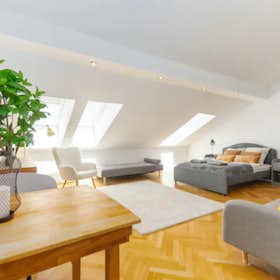 Apartment for rent for €2,281 per month in Vienna, Quellenstraße