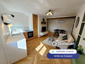 Apartment for rent for €1,640 per month in Aix-en-Provence, Rue Chastel