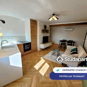 Lägenhet att hyra för 1 640 € i månaden i Aix-en-Provence, Rue Chastel