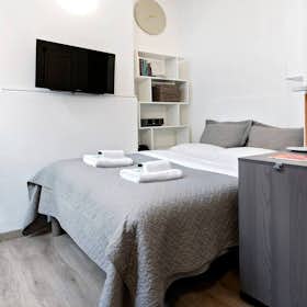 Studio for rent for €2,244 per month in Paris, Rue Vineuse