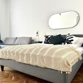 Apartment for rent for €2,411 per month in Vienna, Handelskai