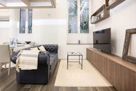 Apartment for rent for €2,100 per month in Milan, Via San Gregorio