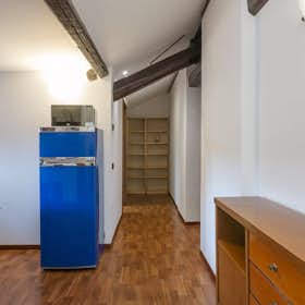 Apartment for rent for €1,800 per month in Milan, Via Ferrante Aporti