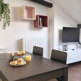 Apartment for rent for €1,800 per month in Milan, Via Tagliamento