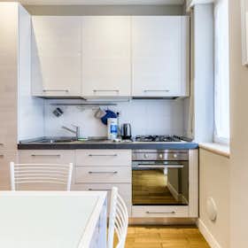 Apartment for rent for €1,750 per month in Milan, Via Giuseppe Antonio Borgese