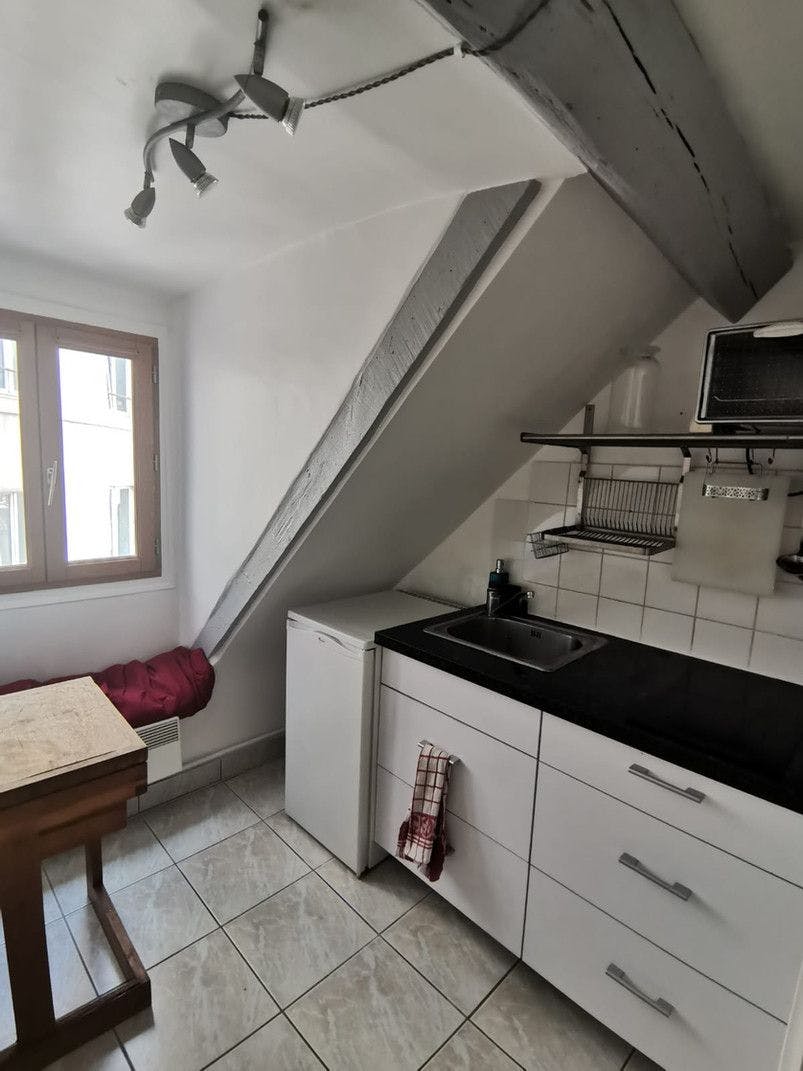 Studio for rent on Rue du Faubourg Saint-Martin, Paris - View 4