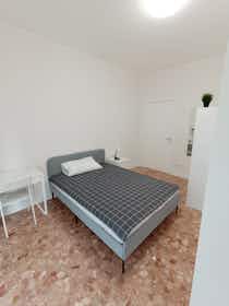 Private room for rent for €470 per month in Bari, Via Gian Giuseppe Carulli