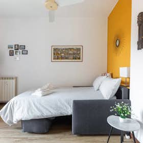Apartment for rent for €1,400 per month in Milan, Via Ambrogio da Fossano Bergognone