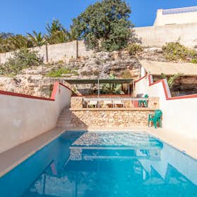 公寓 正在以 €1,250 的月租出租，其位于 Mellieħa, Triq il-Merill