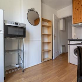 Apartment for rent for €2,450 per month in Paris, Rue des Trois-Bornes