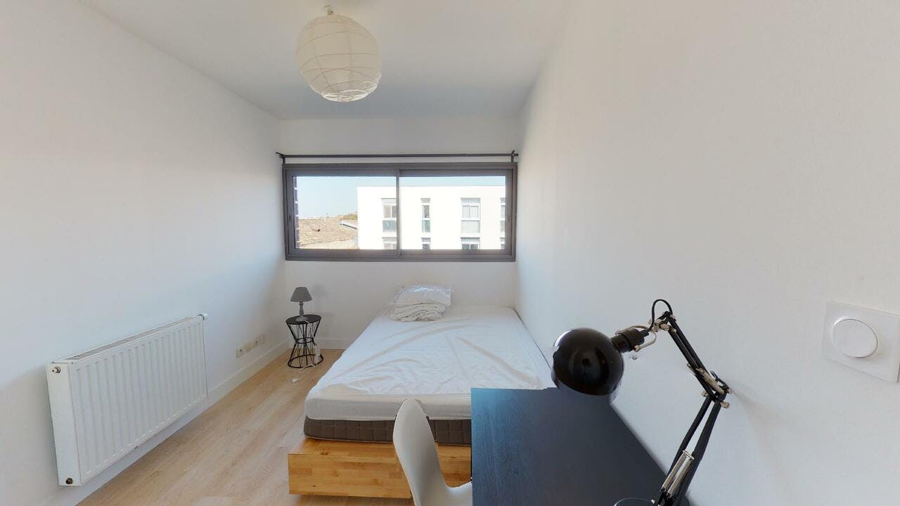Private room for rent on Cours du Médoc, Bordeaux