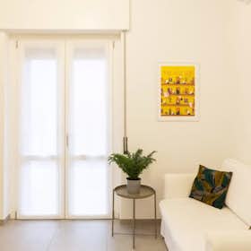 Apartment for rent for €2,410 per month in Milan, Viale Brenta