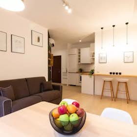 Apartment for rent for €3,100 per month in Milan, Viale Certosa