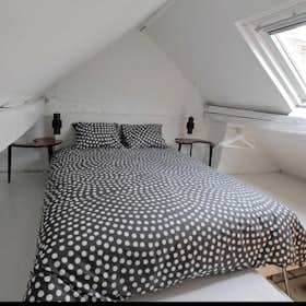 Building for rent for €725 per month in Brussels, Rue des Éperonniers