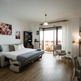 Studio for rent for €2,400 per month in Milan, Via Nino Oxilia