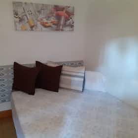 Private room for rent for €649 per month in Pozuelo de Alarcón, Calle de Francia
