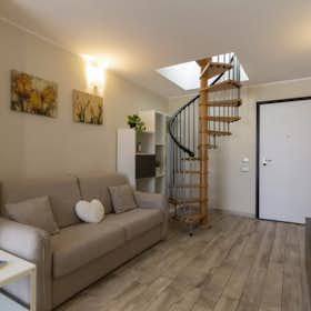 Apartment for rent for €2,125 per month in Milan, Via Oreste Salomone