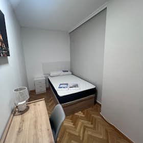 Private room for rent for €400 per month in Madrid, Calle de Caleruega