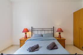 Appartement te huur voor € 1.050 per maand in Saint Paul's Bay, Triq il-Qawra